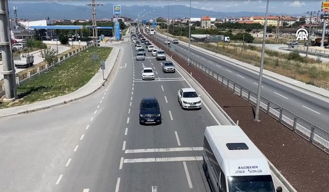 İzmir-Edremit hattında bayram kilidi: Kuzey Ege'de kalabalık sürüyor