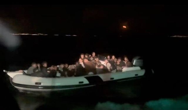 İzmir açıklarında 34 göçmen bulundukları bottan tahliye edildi