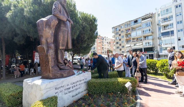 Karanfiller bırakıldı… Nazım Hikmet Karşıyaka’da anıldı