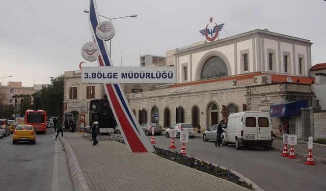 İZBAN’ın en yoğun duraklarından biri… Alsancak’ta peron yenileniyor