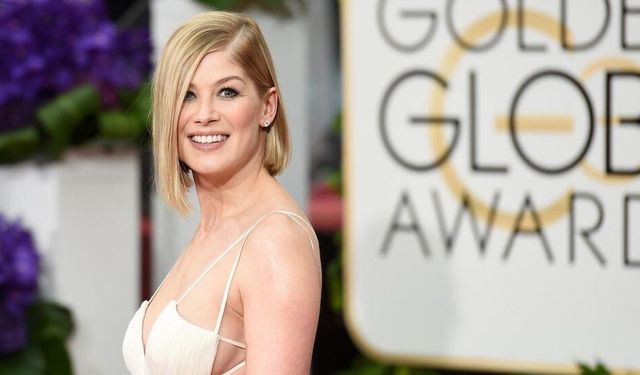 Rosamund Pike'tan tiyatroda telefon sitemi: Seyirci ile sahne arasındaki bağ kopuyor!