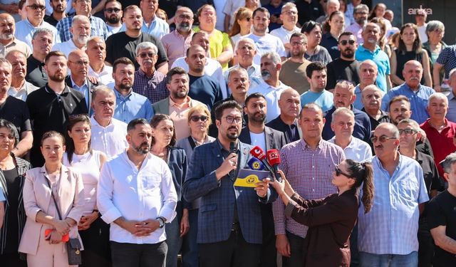 CHP'liler Başkan Duman'a destek için Buca Belediyesi önünde: Ne korkarız ne susarız ne de geri adım atarız!