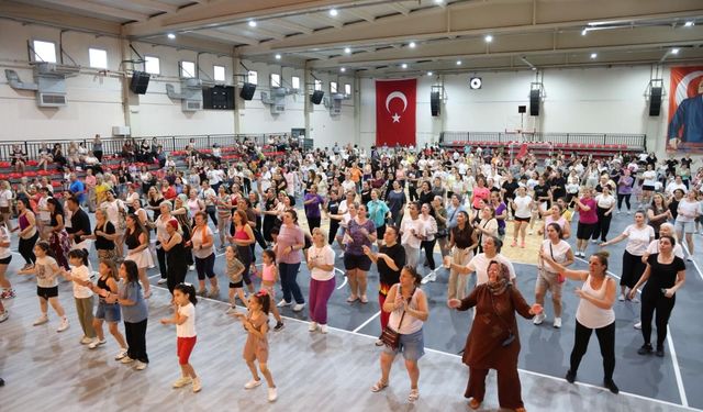 Çiğli’de aerobik ve dans coşkusu: Yüzlerce vatandaş bir araya geldi!