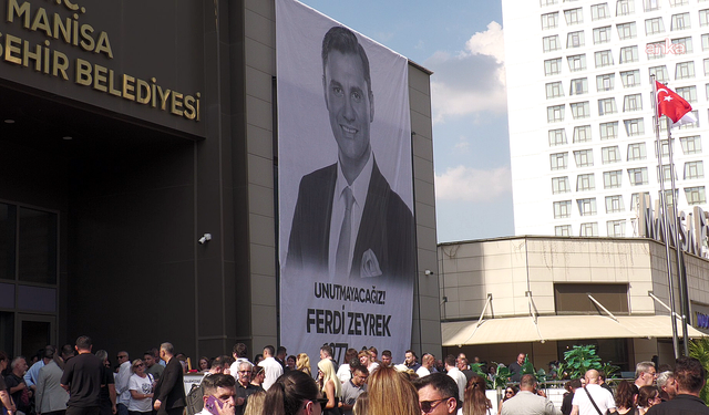Ferdi Zeyrek vefatının birinci yılında anıldı: Mezarına çiçekler bırakıldı, belediyede tören düzenlendi