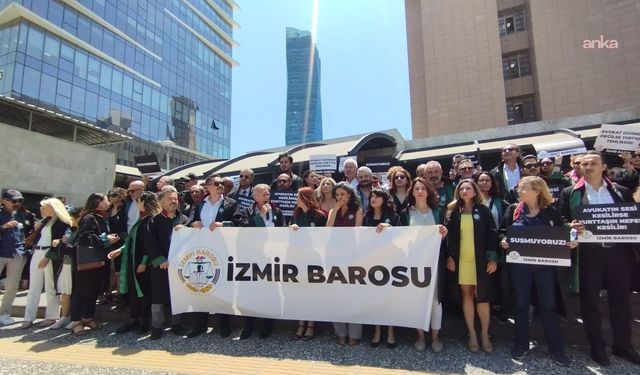 İzmir Barosu’ndan ‘El Ele Adalet Zinciri’ protestosu