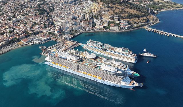 Kuşadası'na 3 gemi otel yanaştı