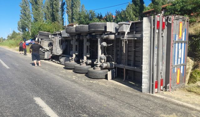 İzmir’de tır devrildi: 1 yaralı