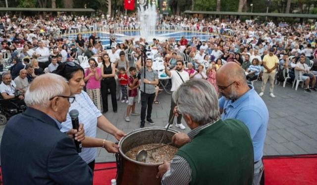 Bornova’da 3 bin 500 kişilik aşure dağıtıldı