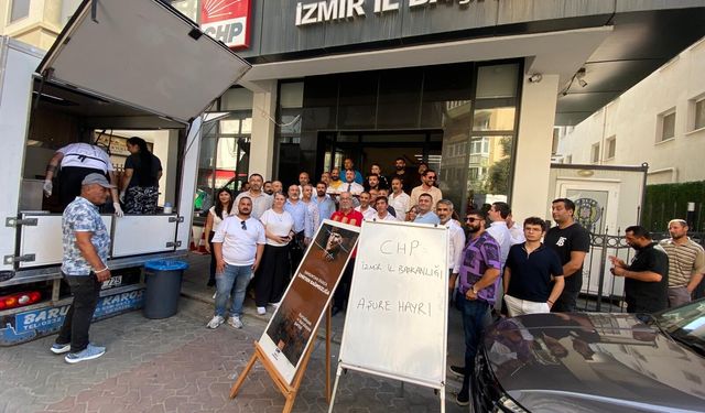 CHP İzmir İl Başkanı Gümrükçü Konak'ta aşure dağıttı