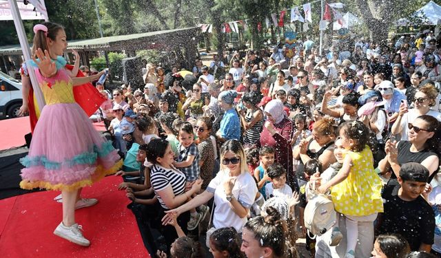 Bornova’da çocuklar yazın gelişini kutladı