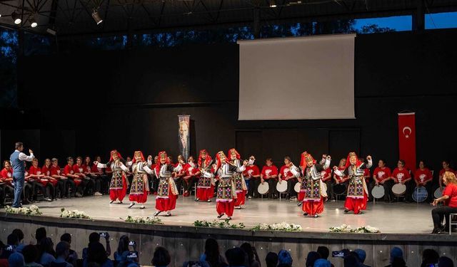 Ayfer Feray’da sanat rüzgarı: Bornova dans ve ritimle coştu
