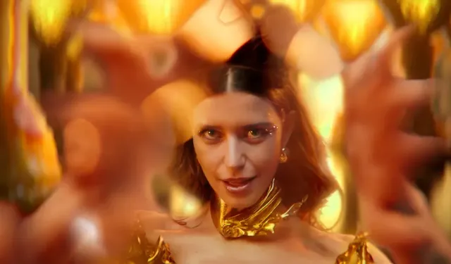 Beren Saat'in yeni klibi 'Honey Bee' sosyal medyada dalga konusu oldu
