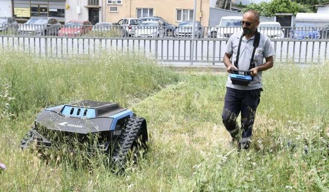 Çiğli'de temizlikte yeni dönem: Ot biçme robotu sahaya indi