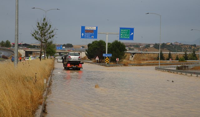 Manisa ve Denizli’de sağanak: Aydın-Denizli kara yolunun bir bölümü ulaşıma kapandı