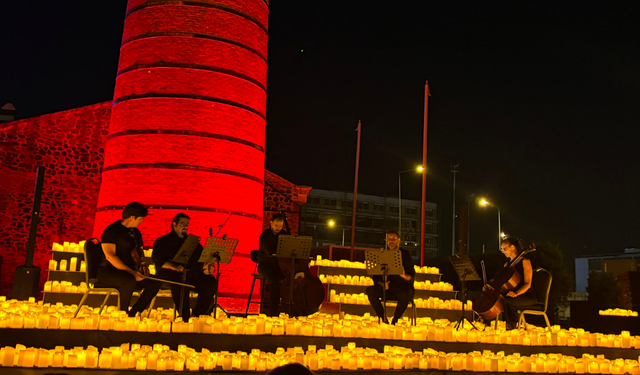 Yüzlerce mum eşliğinde 'Candles and Echoes' rüzgarı