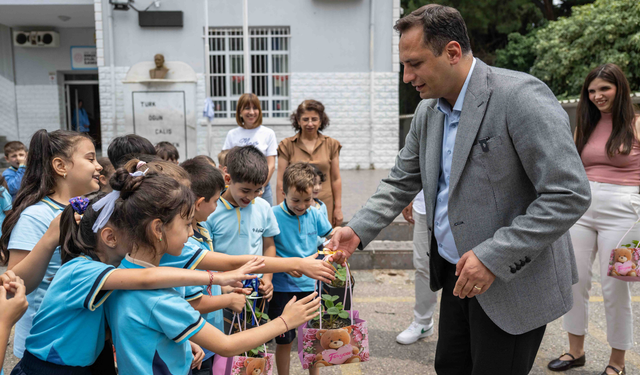 Bornovalı miniklere anlamlı armağan