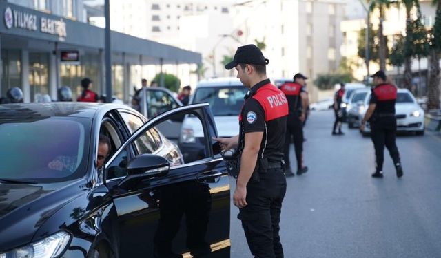 İzmir’de aranan şahıslar polisten kaçamadı