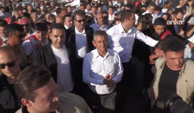 Özel ve partililer Gündoğdu'da alternatif il binasına yürüdü