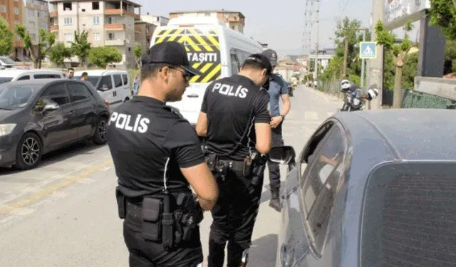 İzmir’de 143 aranan şahıs polisten kaçamadı