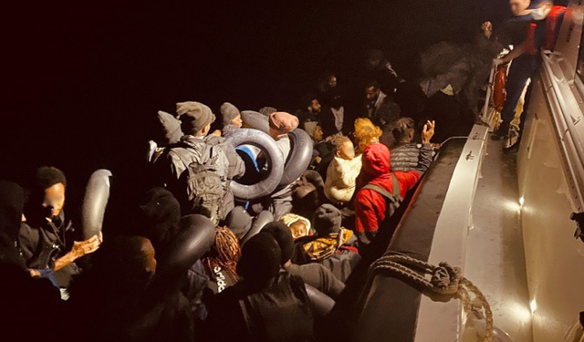 İzmir açıklarında 7’si çocuk 43 göçmen bulundukları bottan tahliye edildi
