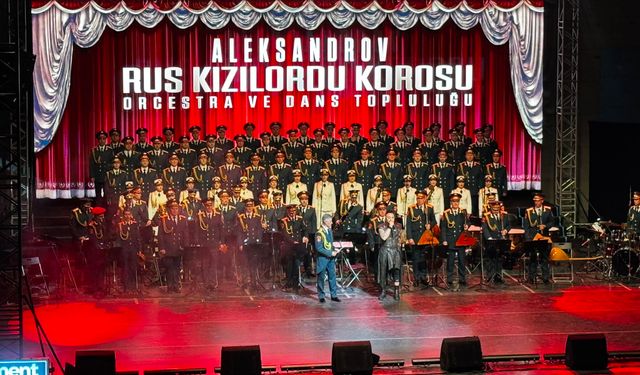 Hayko Cepkin ve Kızılordu Korosu İzmir’de ayakta alkışlandı