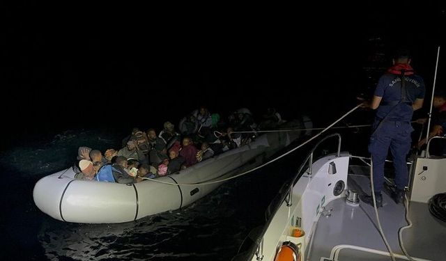 İzmir açıklarında 4’ü çocuk 65 göçmen bulundukları botlardan tahliye edildi