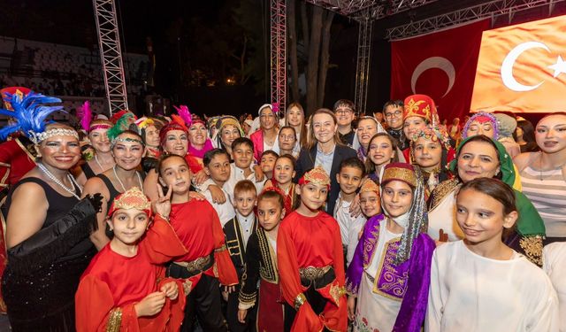 400 dansçının gösterisi heyecan yarattı