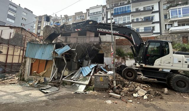 Konak’ta metruk binalar yıkılıyor