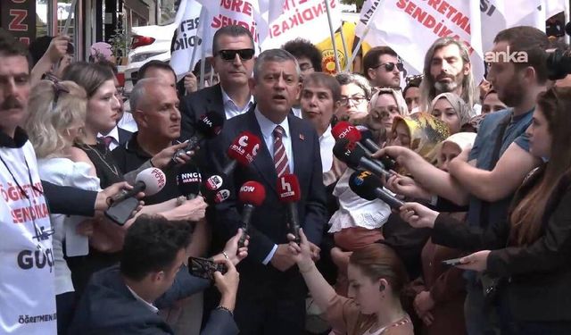 Özel'den açlık grevindeki öğretmenlere ziyaret: Sözünüzü tutun haklarını verin, bu işin siyaseti yok