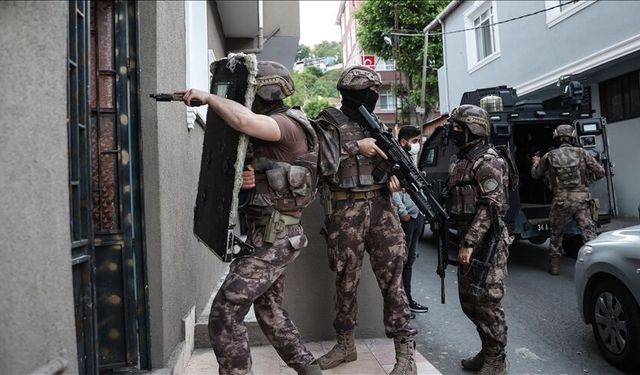 İzmir’de FETÖ'ye baskın: 78 kişi gözaltına alındı