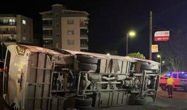 Aliağa’da korkutan kaza… Servis aracı devrildi