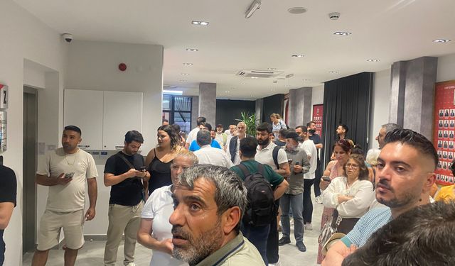 CHP İl Başkanı Utku Gümrükçü İzmir il binasına girdi: Binada gerginlik yaşandı