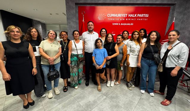 Gümrükçü CHP İl Binası'nda ilk fotoğrafı kadın üyelerle verdi