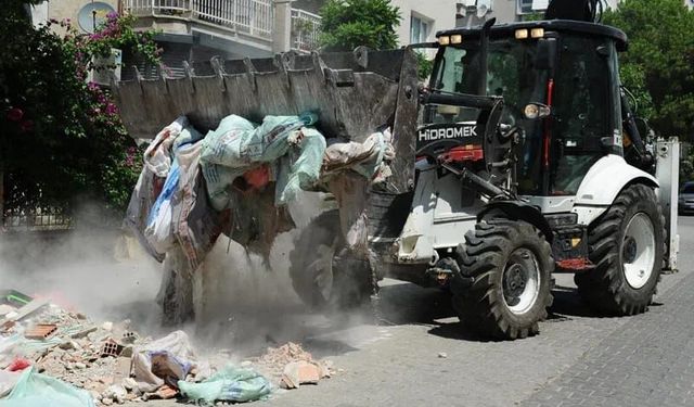 Karşıyaka’da yaz manzarası: Çöp kenarları moloz ve eşya deposuna döndü
