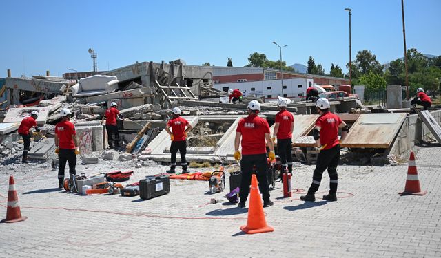 Bornova’da ‘BAK’ ekibinden deperm tatbikatı
