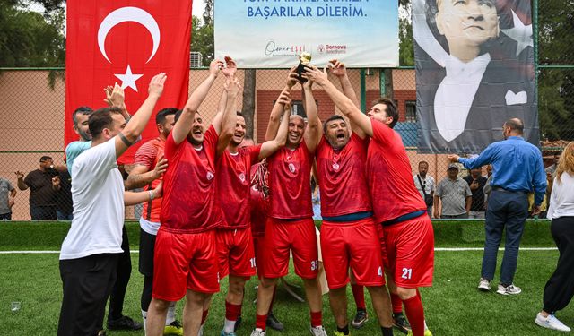 Bornova’da 17 müdürlük sahada ter döktü: Kazanan dostluk oldu