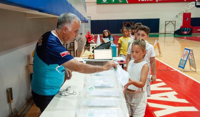 Karşıyakalı çocuklar hem eğleniyor hem öğreniyorlar