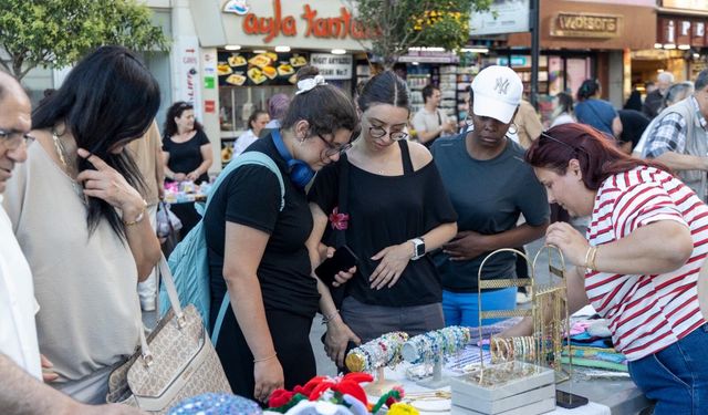 Hergele Meydanı’nda Çarşamba telaşı: Karşıyaka Gece Pazarı dayanışmayı büyütüyor
