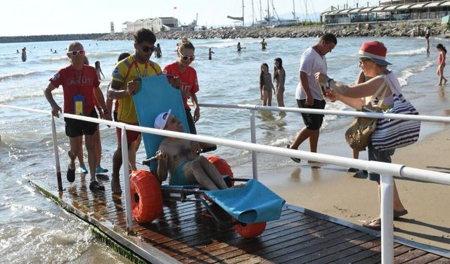 Kuşadası’nda hizmete sunulan Engelsiz Plaj alkış aldı