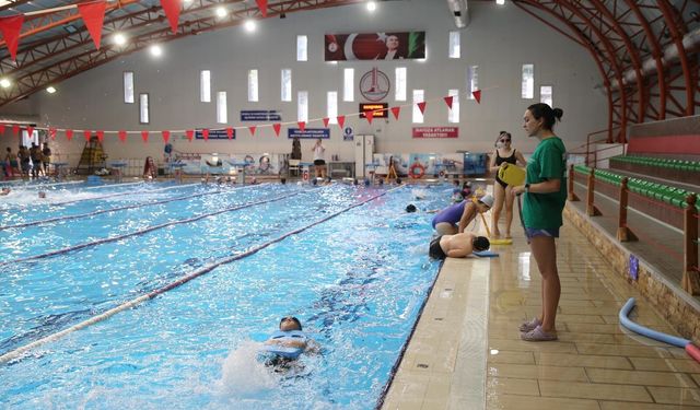 Sporun merkezi Karşıyaka: Yaz tatilinde havuz keyfi sürüyor