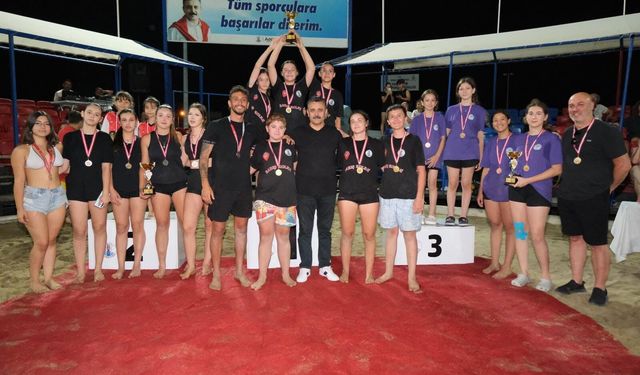 Dikili'de plaj voleybolu heyecanı: Kumdan dostluk köprüleri kuruldu!