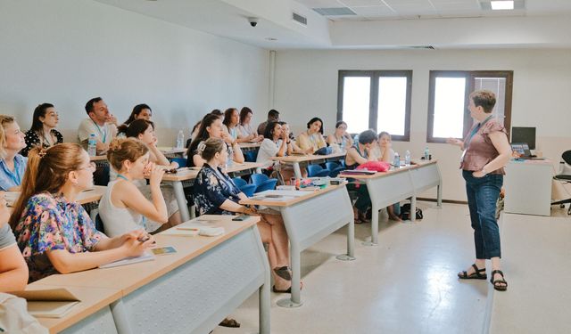 İEÜ'den mesleki gelişim etkinliği: Fransızca öğretmenleri İzmir’de buluştu