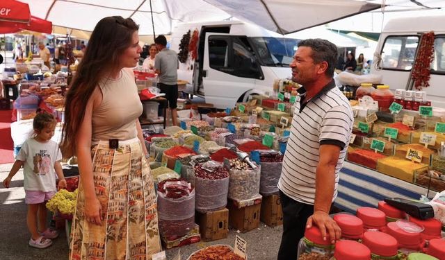 Başkan Denizli Alaçatı Pazarı’nda: Ortak akıl ve dayanışma vurgusu