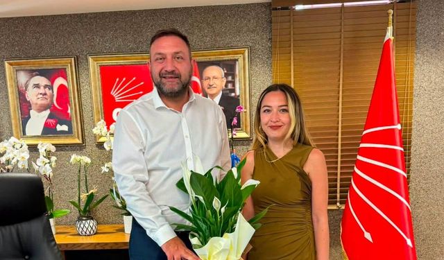 Gümrükçü’ye ziyaretler sürüyor: Karabağlar Gençlik Kolu Başkanı Ayça Gülenç’ten tebrik