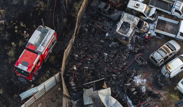 İzmir'de yediemin otoparkında çıkan yangında 62 araç zarar gördü