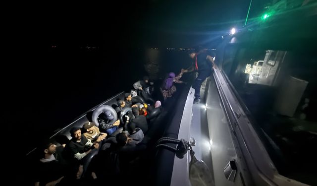 İzmir açıklarında can pazarı: 93 göçmen bulundukları lastik botlardan tahliye edildi