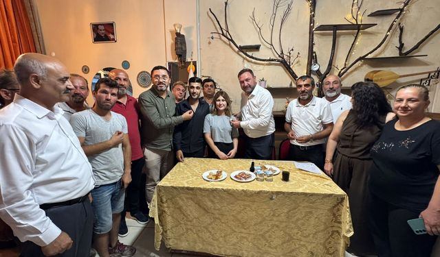 CHP İzmir'de rozet şov: 200 kişi partiye üye oldu