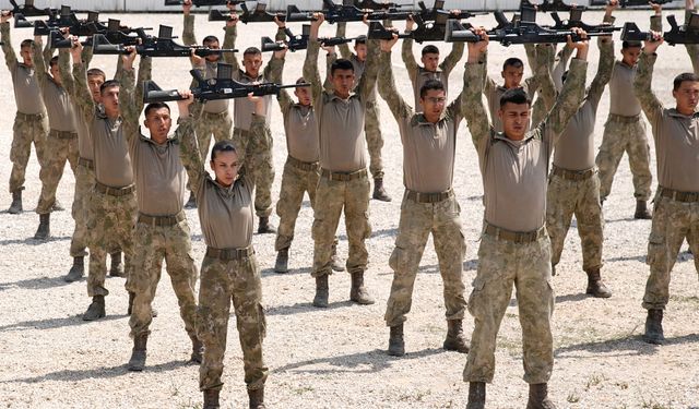 Urla'da Kara Astsubay adayları yıl sonu tatbikatında yeteneklerini sergiledi