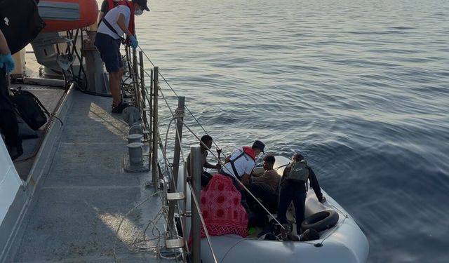 İzmir açıklarında 46 göçmen lastik bottan karaya çıkarıldı