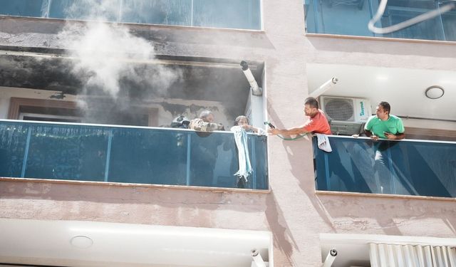 Bayraklı ’da 3 katlı binada yangın paniği: 4’ü çocuk 10 kişi kurtarıldı